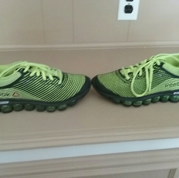 Reebok Boys Size 4 - Picture 2 of 6