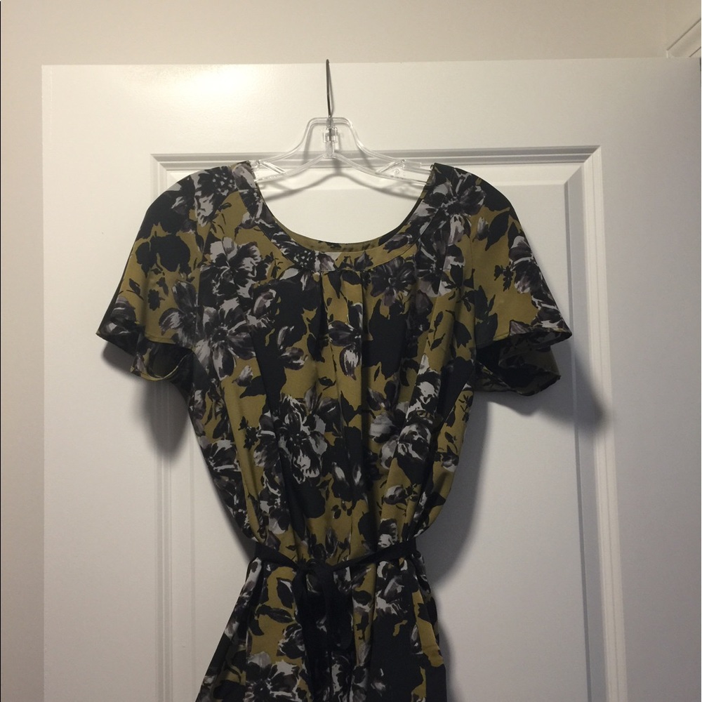 Black and khaki green blouse w/ waist tie, size M