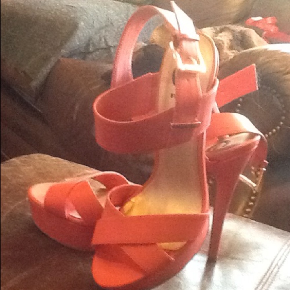 Sz10 M coral color 6 inch,1-1/2 platform BY GUESS