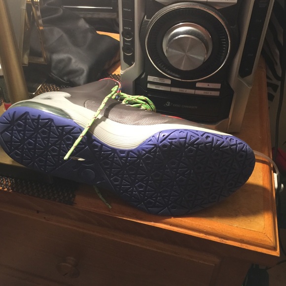 Tennis shoes - Picture 1 of 4
