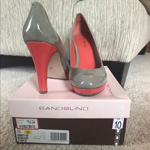 Bandolino Grey and Coral Pumps