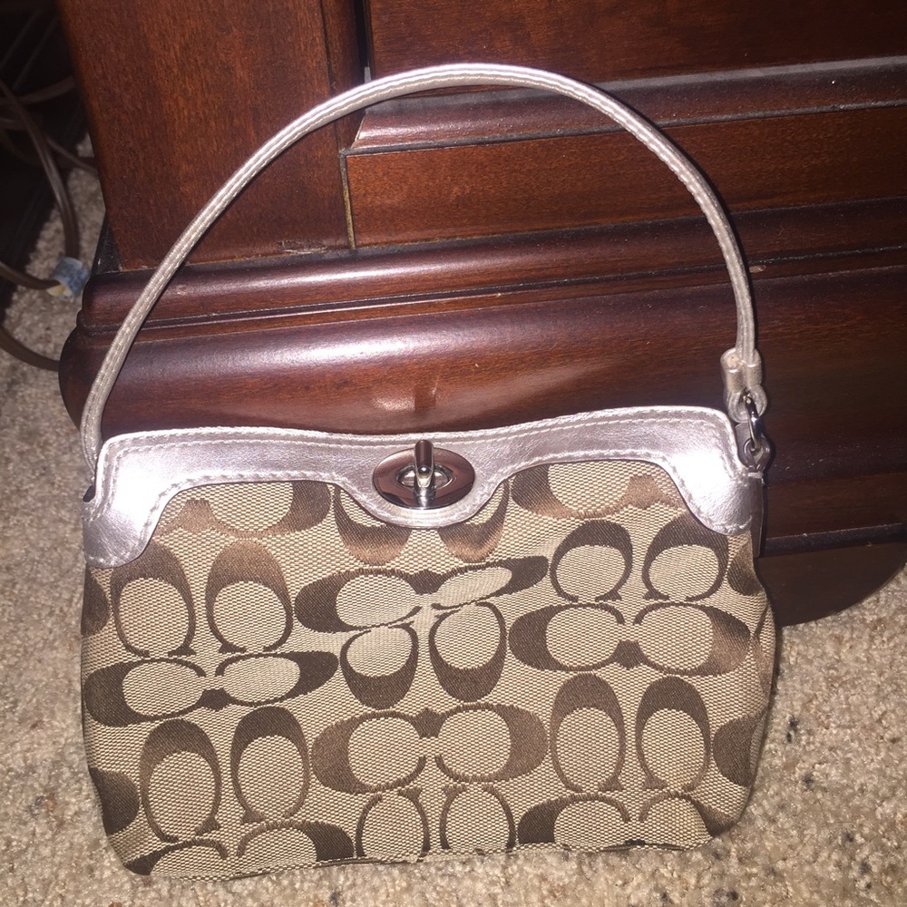 Coach Signature Turnlock Wristlet. NWOT