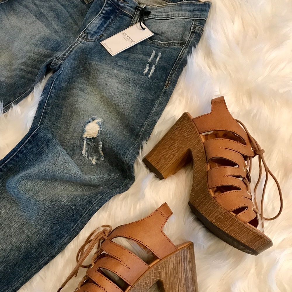 Tan Laced Chunky Heel