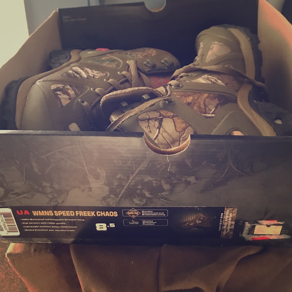 New In Box Under Armour Wmns Speed Freak Boots