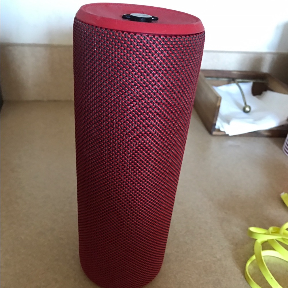UE boom waterproof speaker