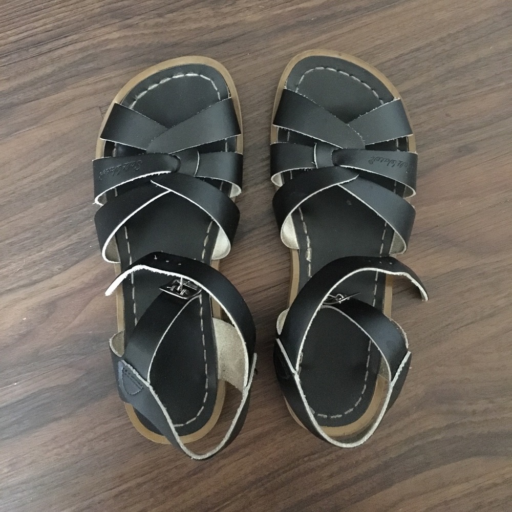 Saltwater sandals in black
