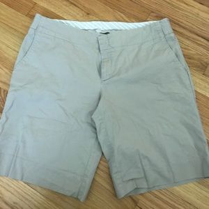 Gap:: flat front stretch short