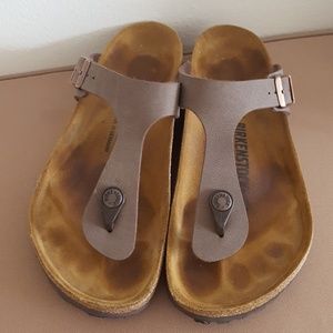 Gizeh Style Birkenstock in light brown.