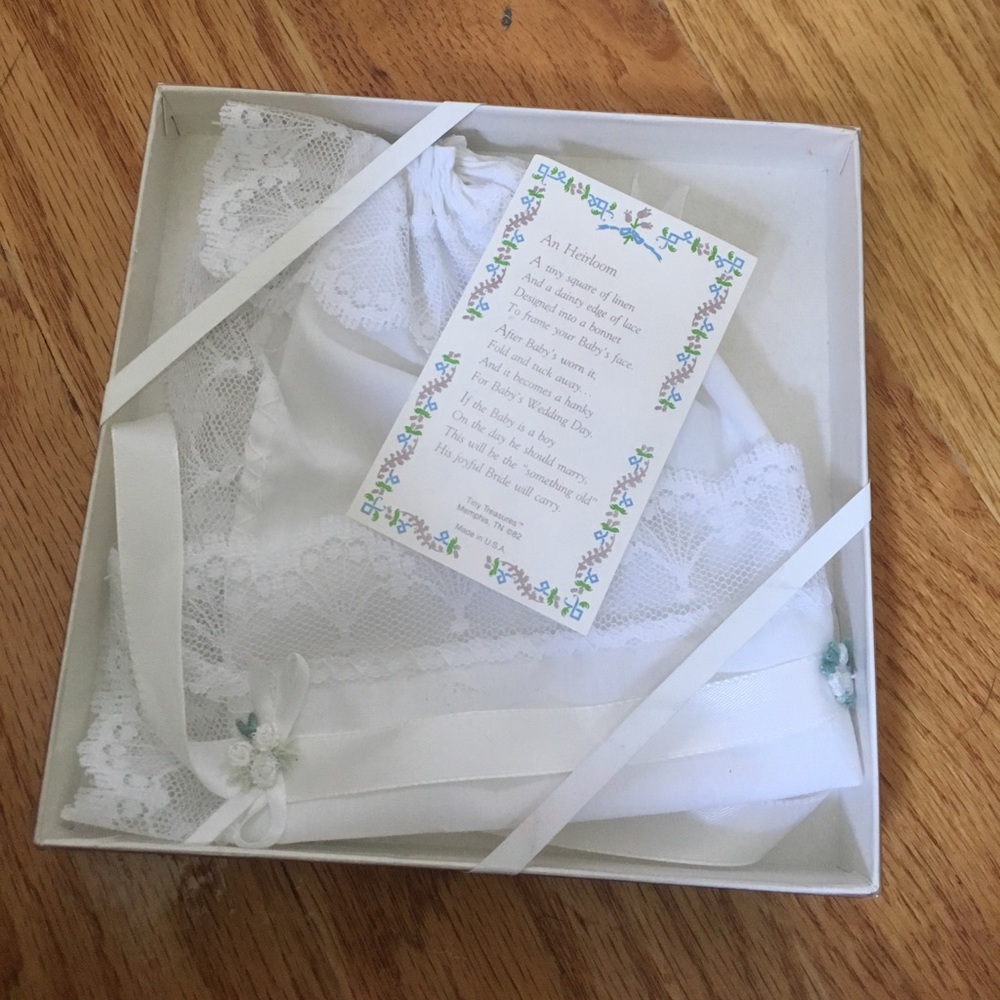 Vintage bonnet present