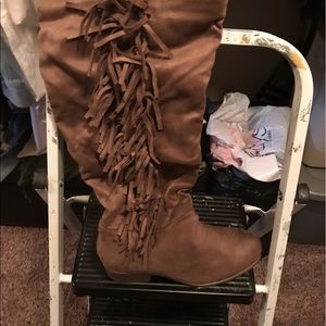 Flat boot with fringe