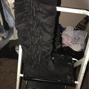 Black flat boot with fringe