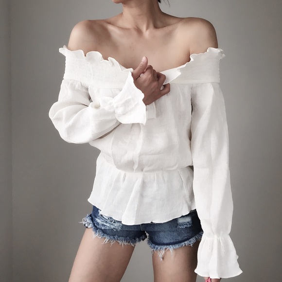 Summer must have Blake off shoulder top. - Picture 4 of 5