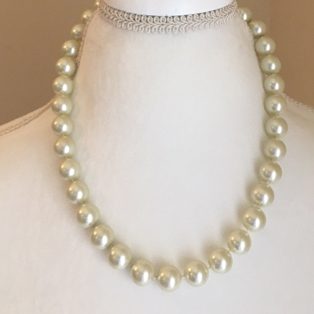 Stunning Pearl Necklace - Picture 1 of 3