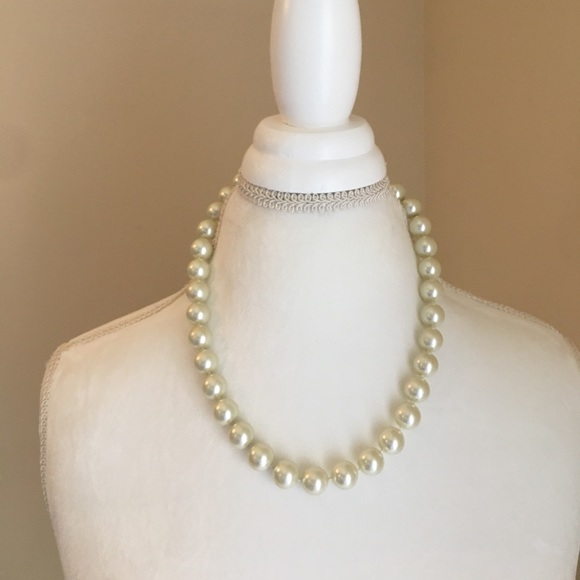 Stunning Pearl Necklace - Picture 2 of 3