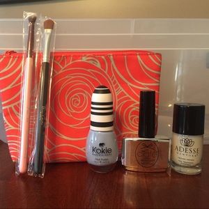 Ipsy bag with nail samples and 2 brushes