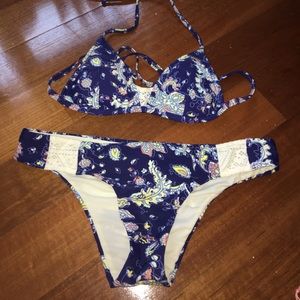 1 HR SALE Roxy Bikini Set