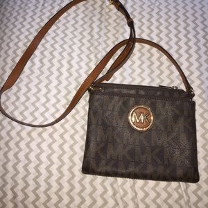MICHAEL KORS CROSS BODY PURSE