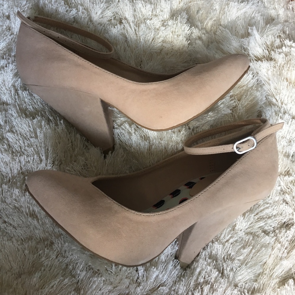 Nude triangle heel pumps