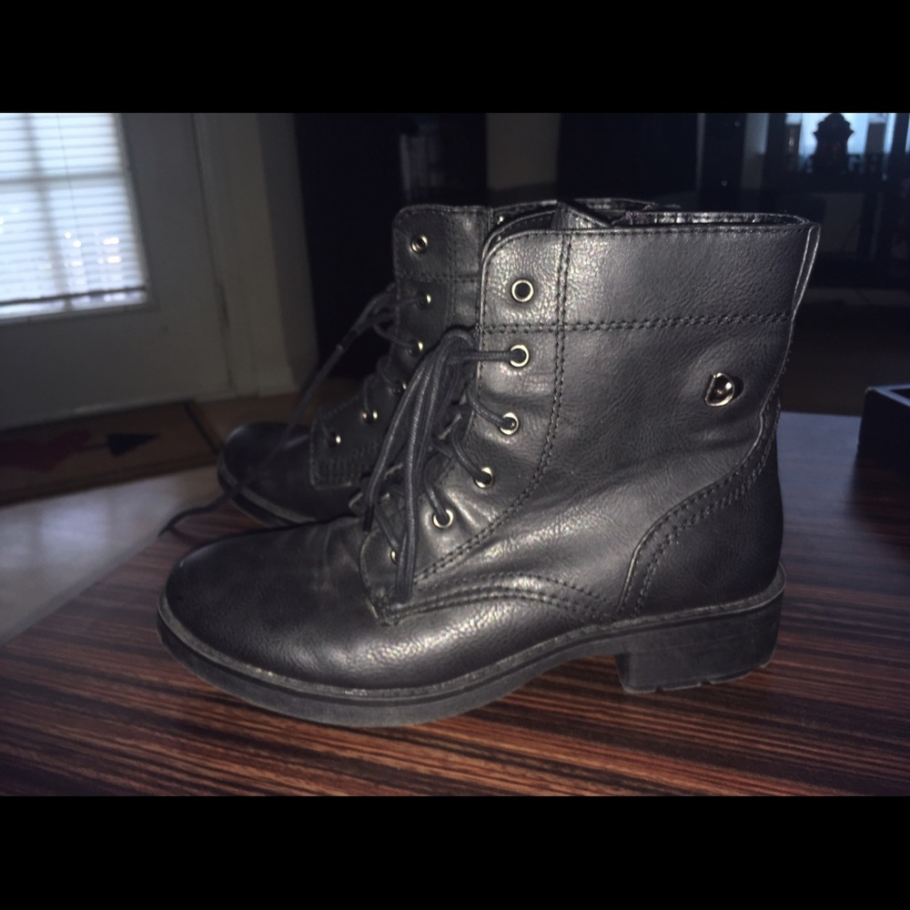 "Combat boots"
