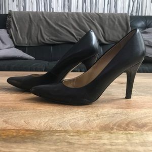 Black leather Nine West pumps