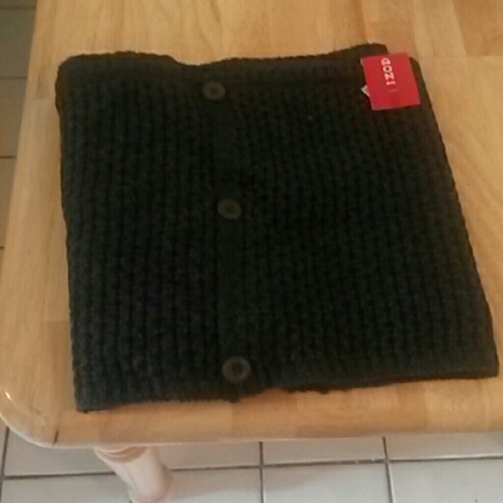 NWT Izod Knit Circle Scarf with Buttons