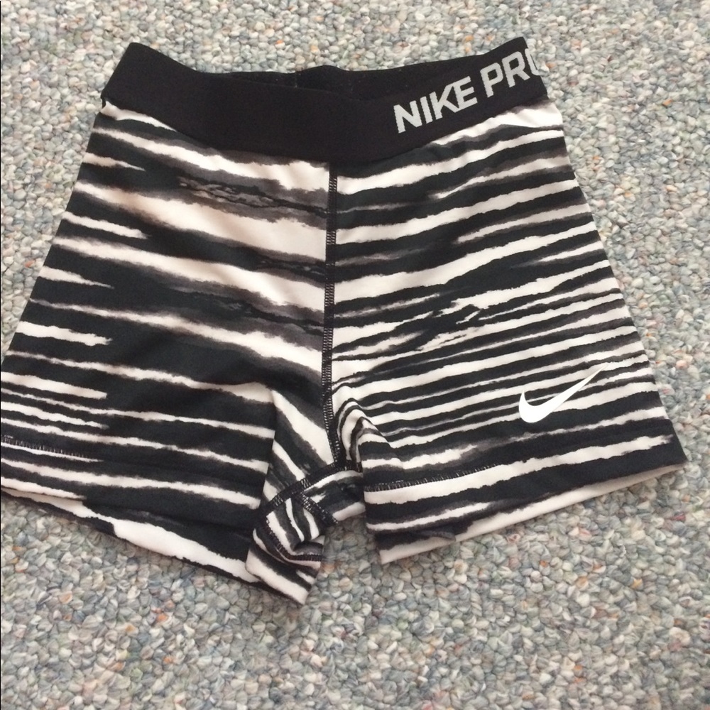 Black and white nike pros