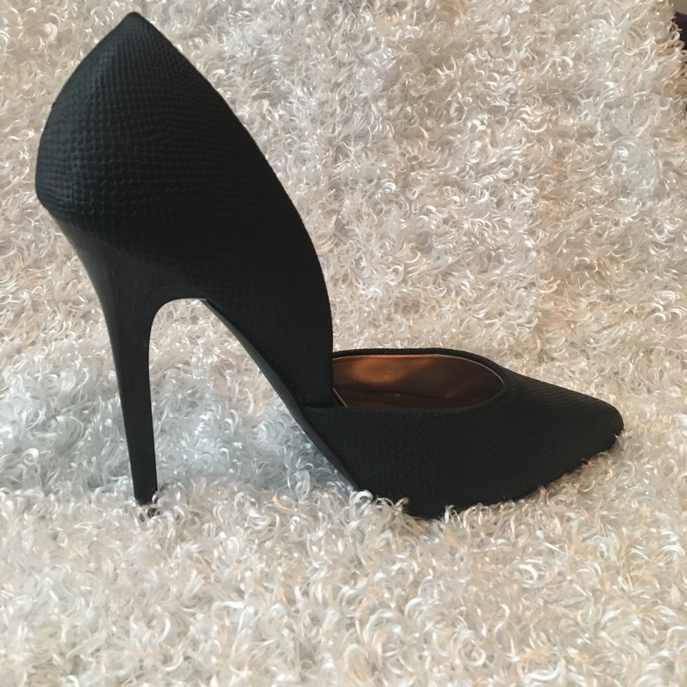 Black Pointy Snakeskin Heel - Picture 3 of 4