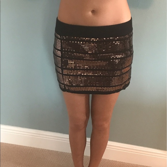Forever 21 Dresses & Skirts - ✂️Dinating 4/27 Sexy skirt with gold sequin detail