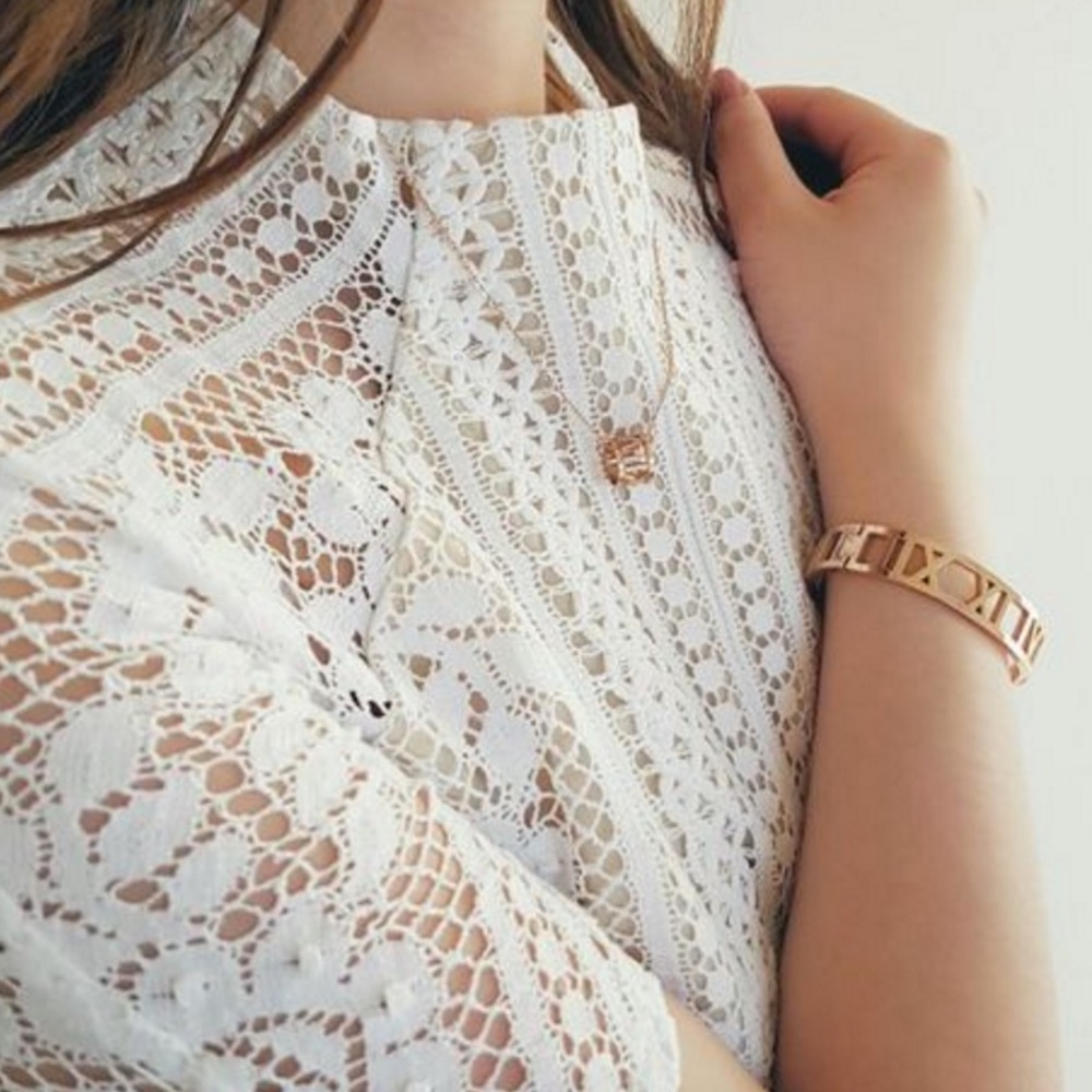 [the peach box] roman numeral necklace