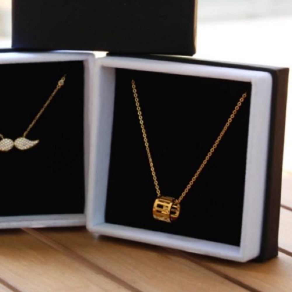 [the peach box] roman numeral necklace - Picture 3 of 4