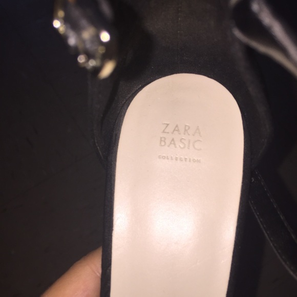 Pointed toe heel with strap - Picture 5 of 8