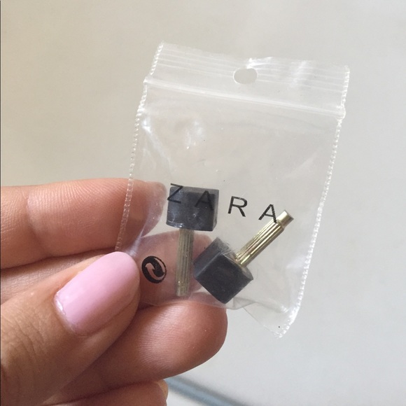 Pointed toe heel with strap - Picture 7 of 8