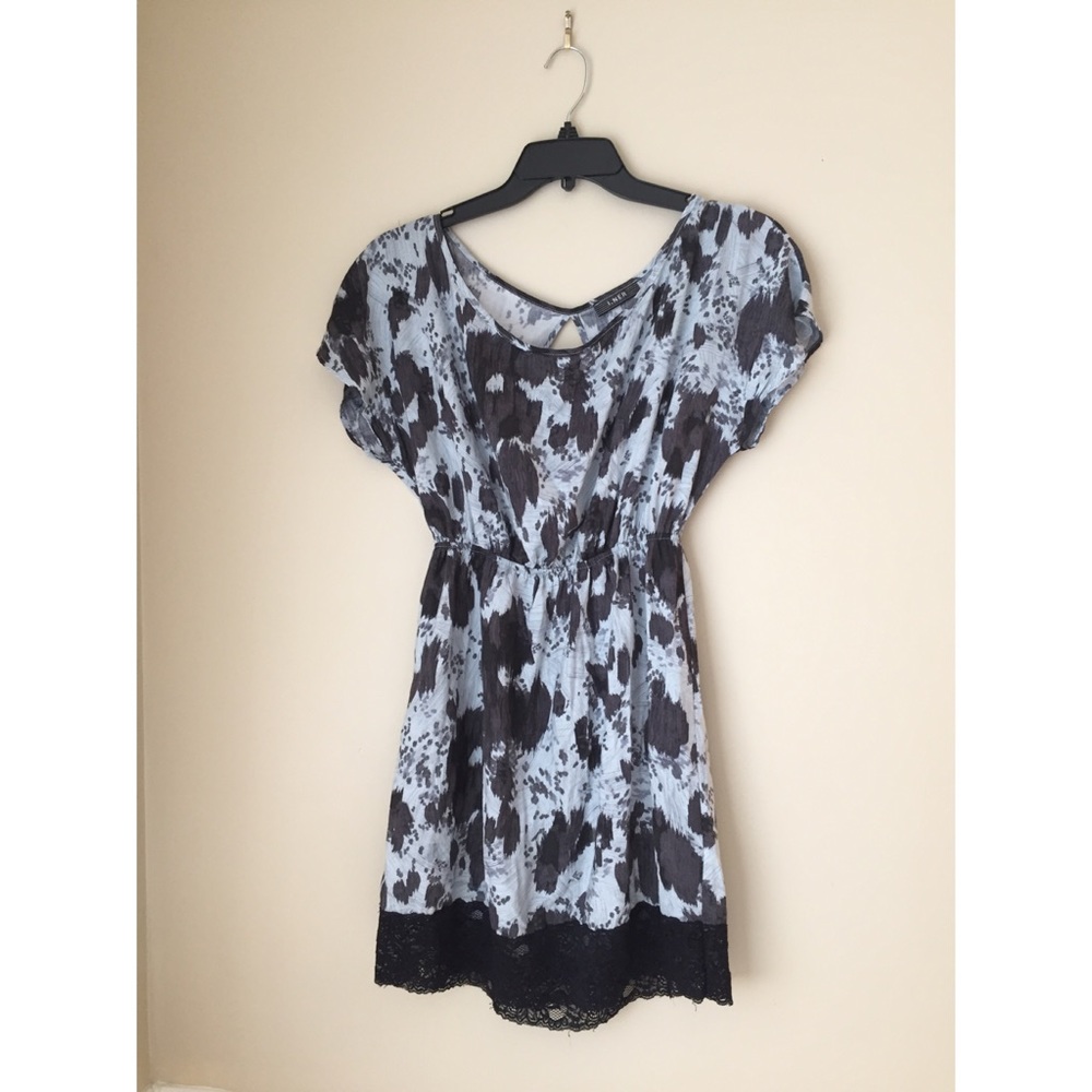 Brushstroke tunic w/ lace trim & keyhole detail