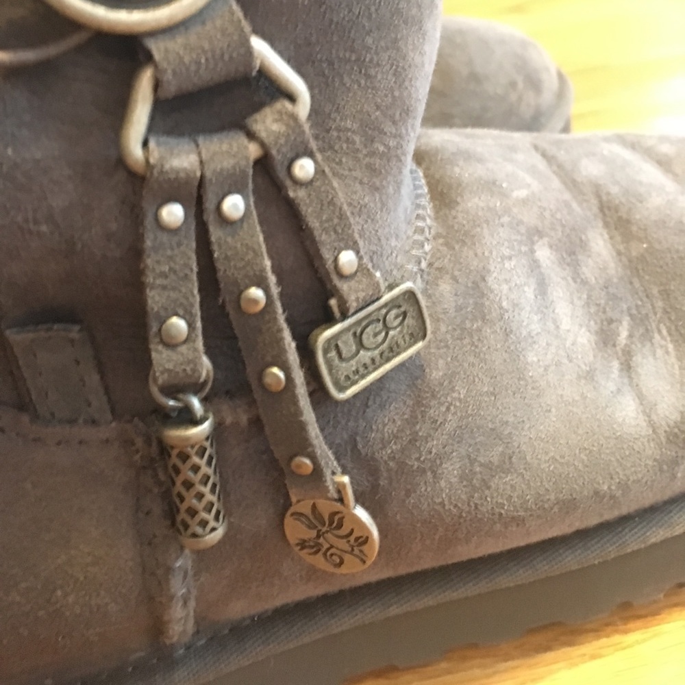 NEWER STYLED UGGS - Picture 3 of 5