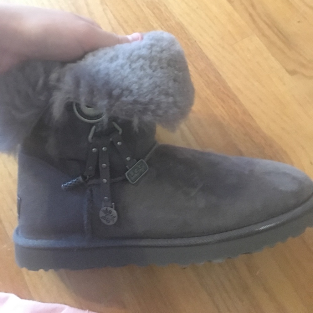 NEWER STYLED UGGS - Picture 5 of 5