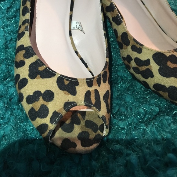 MOSSIMO CHEETAH PRINT HEELS!!!!! - Picture 2 of 5