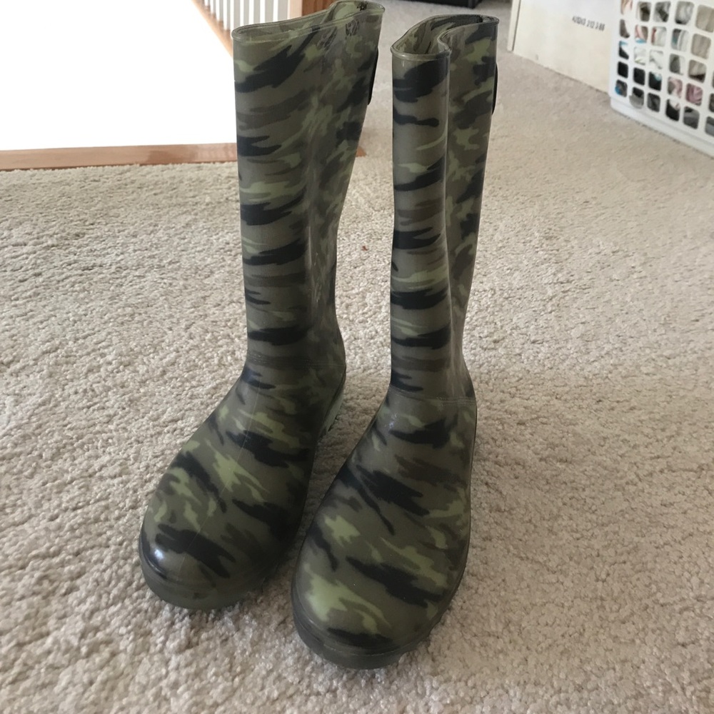 CLOSET CLEAROUT Stuart Weitzman Camo Rain Boots