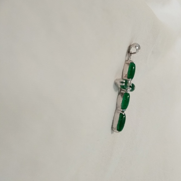 18 K White Gold Jade Cross Pendant - Picture 3 of 3