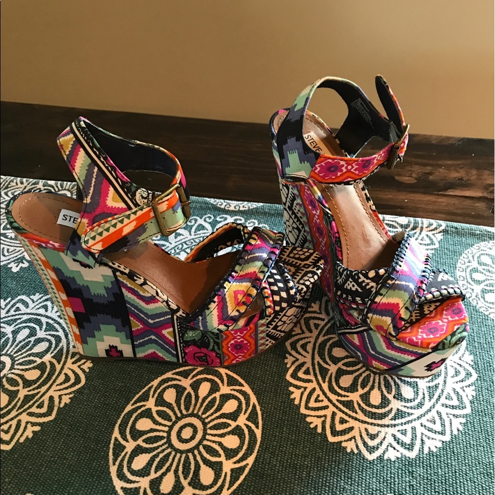 Steve Madden Multi-color tribal print wedges 7