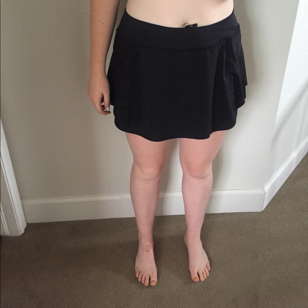 Athleta black tennis skirt with ball pocket.