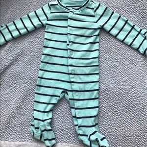 Infant bodsuit with inbuilt mittens