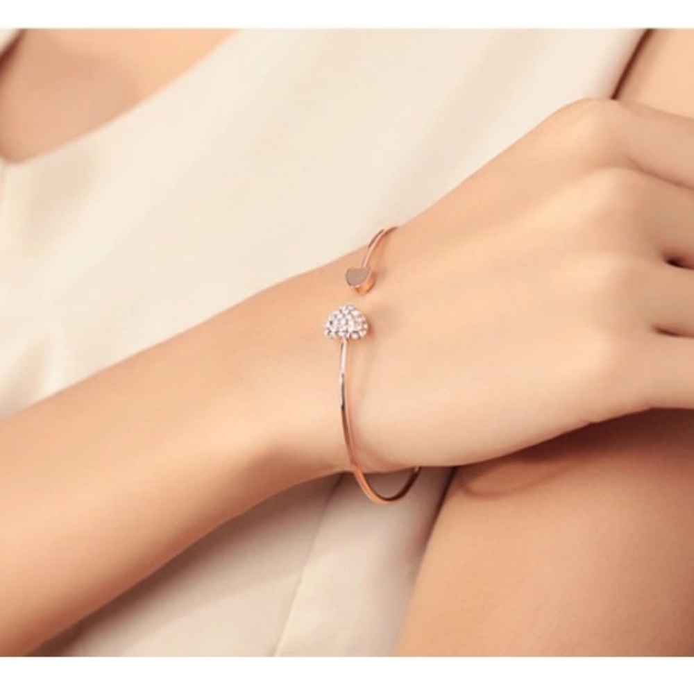 Golden heart bracelet