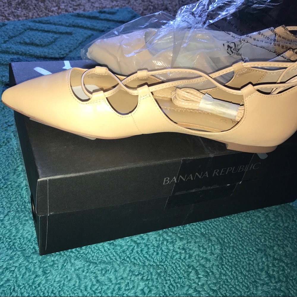 Banana Republic "Allie" lace-up flat