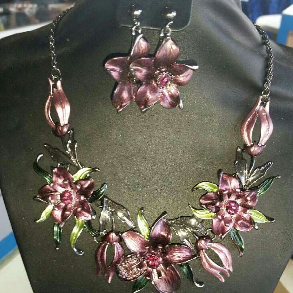 Beautiful stainless steel flower bib necklace set.