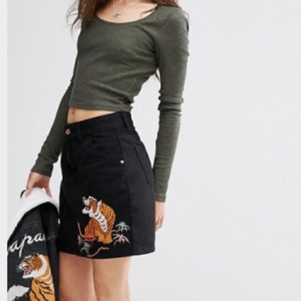 TIGER EMBROIDERED MINI SKIRT