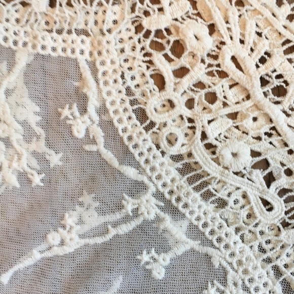 EMBROIDERED LACE COVER - Picture 3 of 5