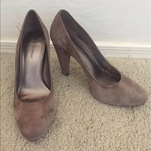 Banana Republic Grey Suede Pumps