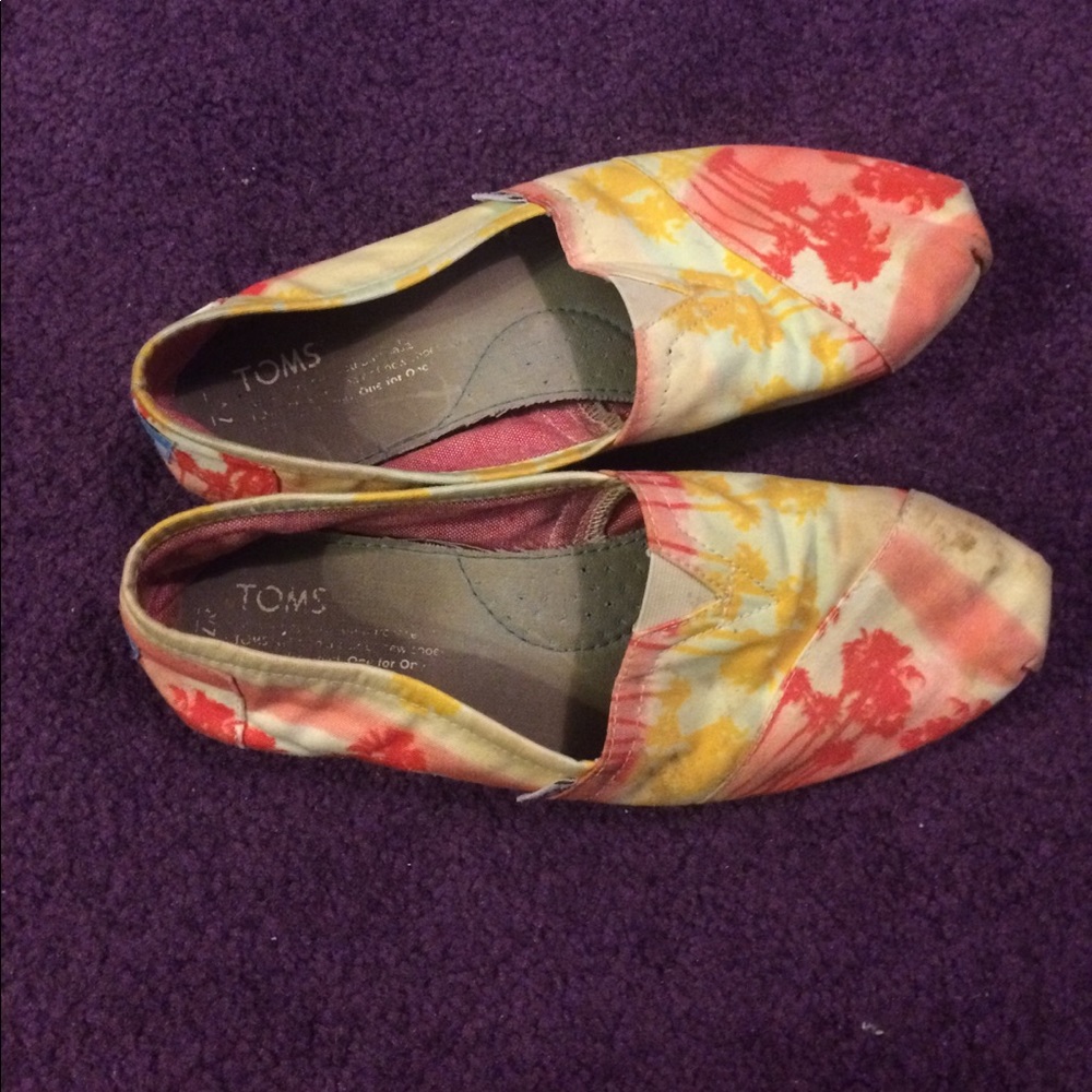Tropical pattern toms