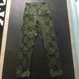 Lululemon Wunder under crops