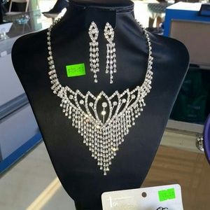 Beautiful costume jewelry set.